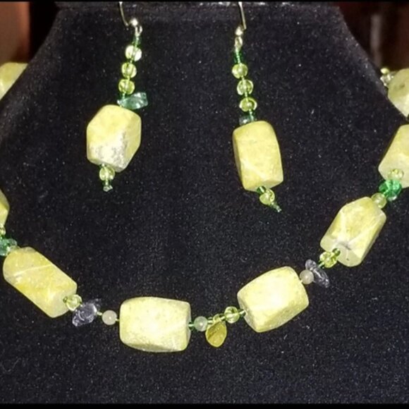 Serpentine and Peridot Necklace and Earring Set - Picture 5 of 6